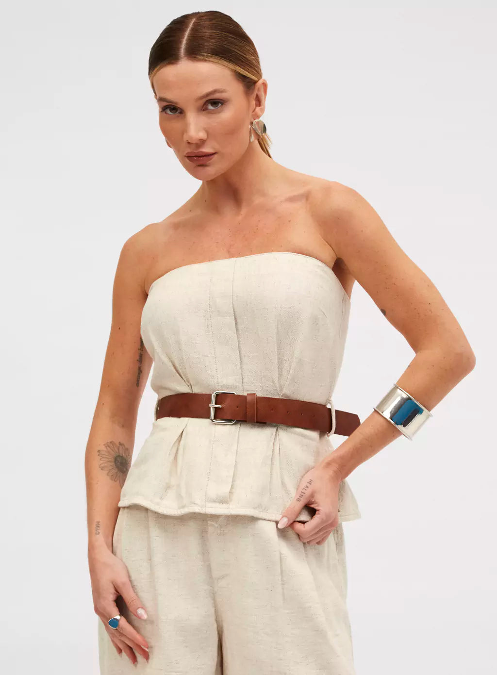 BLUSA LINHO TOMARA QUE CAIA COM CINTO